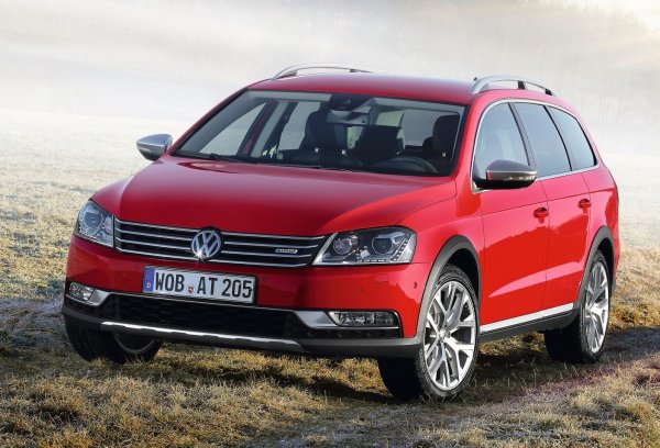 Дължина: 4771 мм, пътен просвет: 165 мм, обем на багажника: 588 литра.

Поколението B7 се произвежда от 2011 до 2015 г. Системата за задвижване на всички колела е базирана на същия съединител Haldex като при Octavia, но настройките са различни. Окачването е издръжливо. Оборудването е богато, а ергономията е близка до стандартната.