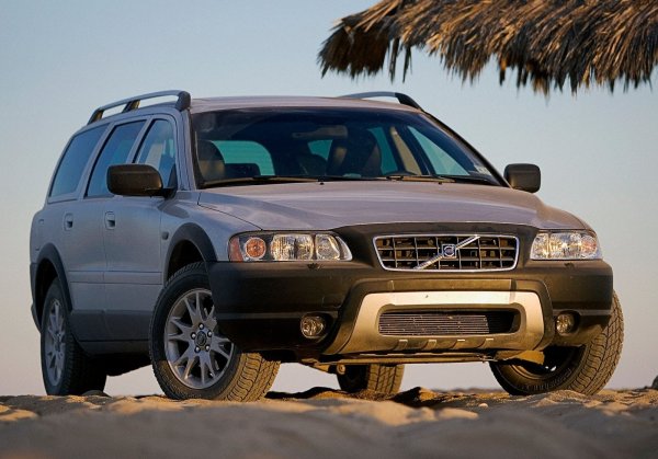 Дължина: 4838 мм, пътен просвет: 210 мм, обем на багажника: 944 литра.

Второто поколение се произвежда от 2007 до 2016 г. Подобно на Subaru Outback, този модел също има голям пътен просвет. Задвижване на всички колела със съединител Haldex, като няма оплаквания от окачването. Интериорът е отлично оборудван, а материалите са от много високо качество.