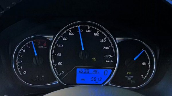 Вторият важен недостатък е липсата на фиксирани предавки. Шофьорите, които са карали автомобили с ръчна скоростна кутия, както и тези, които са управлявали автомобили с автоматични скоростни кутии, не винаги са могли да разберат и приемат алгоритъма на работата на вариатора. При ниска газ, трансмисията осигурява приемлив въртящ момент не чрез отваряне на газта и увеличаване на тягата, а чрез преместване на ролките. По този начин двигателят спестява гориво и намалява емисиите на вредни вещества в атмосферата. Ако погледнете скоростомера и оборотомера, можете да видите как скоростта нараства, докато стрелката на оборотомера бавно пада от, например, 3500 до 1500 оборота в минута.