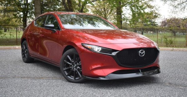 Mazda 3 е чудесен избор за млади хора, които търсят първата кола в живота си. Този автомобил изглежда добре, продава се на достъпна цена, сравнително евтин е за поддръжка, забавен е за шофиране и, най-важното, той е надежден. Mazda произвежда модела вече повече от две десетилетия, като продължава да го подобрява.