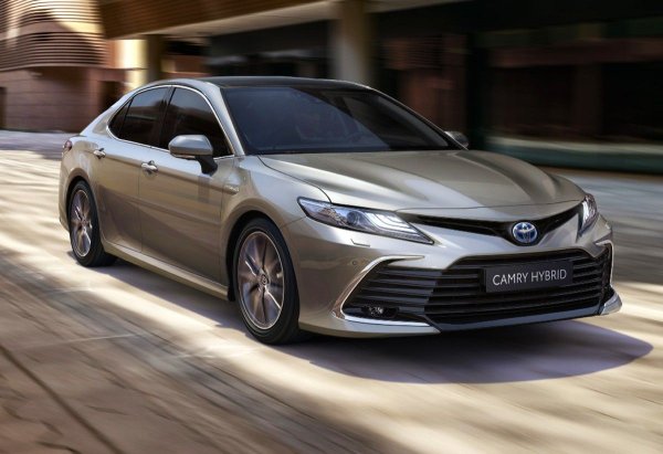 Японският производител Toyota отдавна е известен с надеждните си автомобили. Camry се предлага в различни варианти, като повечето от тях са предпочитани не само заради здравинаата им, но и заради ниския разход на гориво. Освен това, седанът разполага и с голям брой асистенти на водача и системи за безопасност, сред които е автоматично аварийно спиране и предупреждение за преден сблъсък. 