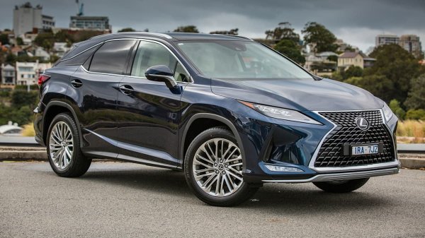 Изборът на надежден SUV със стилен дизайн може да бъде много лесен, след като на пазара се появи RX. Може и да не бъде най-бързият модел от този клас на пазара, но пък се отличава с нисък разход на гориво. Освен това този кросоувър е много здрав, така че ще издържи и на тежки пътувания. Осемстепенната автоматична скоростна кутия и предното предаване са стандартни, но задвижването на всички колела е опция. Оборудването на модела също е на доста високо ниво още в базовия вариант.