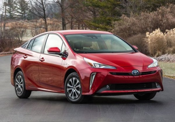 Списъкът на Consumer Reports с превозни средства, които могат да изминат над 300 000 км, няма да бъде пълен, ако в него не присъства Prius. Най-доброто при новото поколение на модела е ниският разход на гориво – 4,2 л/100 км, което е доста впечатляващо спрямо предшественика му (5,4 л/100 км).  Допълнителните предимства на новия Prius са, че управлението е отзивчиво, а возията е по-комфортна. Експлоатационните разходи на превозното средство са ниски и можете да управлявате колата само на електричество, ако желаете. 
