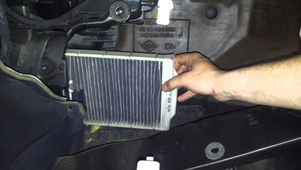 Филтърът, разположен в зоната за жабката, е лесен за смяна, но достъпът до филтъра в централната конзора е труден. Затова по-добрият вариант в случая е търсене на помощ от специалист или на някои собственик на същия автомобил, който вече го е правил по-рано. Това може да спести сваляна на педала на газта, което се налага при някои модели.