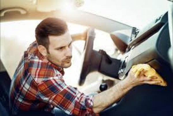 След това кухините се изплакват със специален препарат за почистване на климатичната система или с домашен разтвор, съдържащ вода, алкохол и хлорхексидин. С помощта на пулверизатор или пречистваща тръба се подава течност към отворите, разположени в кутията за всмукване на въздух, като е много важно да се достигне повърхността на изпарителя на климатика. Върху него се утаява целият прах, преминал през течовете на въздушния филтър.