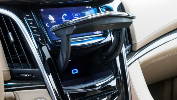 Един от може би най-интересните или поне любопитни дизайни е тайната жабка в Cadillac Escalade, която се намира зад централния панел, под мултимедийната система и се отваря при натискане на хромиран бутон. Освен това може да зададете четирицифрена паролаза отварянето й. Други модели на General Motors, като Chevrolet Traverse и Malibu, имат подобни решения.
