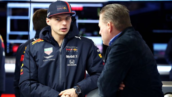 За Верстапен това ще бъде 6-ата година в тима на Red Bull, който обаче все още не може да му предостави кола, с която да се бори за титлата. Холандецът си остава най-големият претендент за бъдещата най-голяма звезда на шампионата, но засега е принуден да стои в този отбор, тъй като Хамилтън е против идването му в Mercedes, а Ferrari си има своята нова млада звезда.