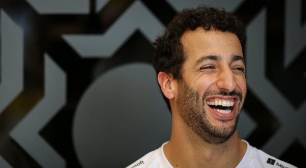 Австралиецът напусна Red Bull, за да изкара две години в Renault, където му плащаха сериозна заплата. Инвестицията се изплати през миналата година, когато благодарение на Рикиардо френския тим стигна до място на подиума в едно състезание. Това трето място беше най-доброто постижение за Renault от завръщането във Формула 1 като заводски тим през 2016 година. Независимо от това, Даниел реши да напусне и отиде в McLaren, където ще си партнира с Ландо Норис. А това означава, че двамата най-големи веселяци сред пилотите ще карат заедно.