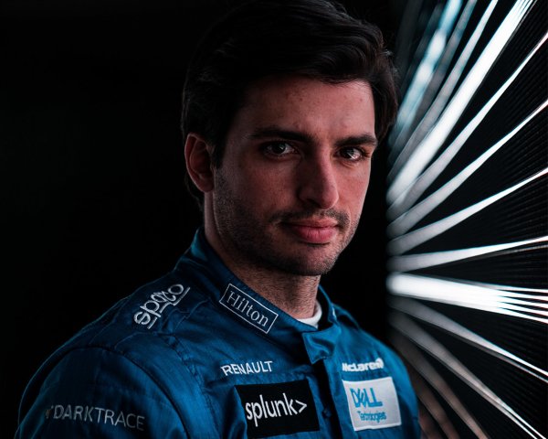 Карлос е син на рали-легендата и победител в &bdquo;Дакар&ldquo; испански пилот със същото име, а също така и е продукт на академията за пилоти на Red Bull. Бъдещето на Сайнц изглеждаше свързано с McLaren, но в крайна сметка испанецът успя да заеме второто място във Ferrari. Само че през 2021 година McLaren финишира трети при конструкторите, а Ferrari &ndash; чак шести. И вероятно Карлос вече съжалява за решението.