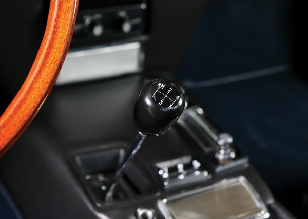 Във Ferrari 365 GTB/4 Daytona и редица други модели се използва 5-степенна механична трансмисия от типа "кучешки крак" (с огледално оформление на предавките). Смята се, че така скоростите се превключват по-бързо.