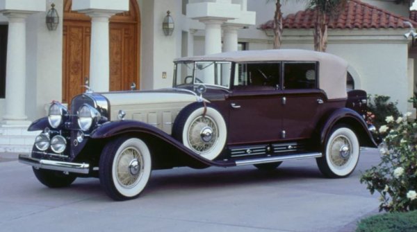 Първият автомобил, използващ V16 двигател, и наистина най-успешният, е Cadillac V-16. Дебютирайки през 1930 г., колата ще остане в производство в продължение на десетилетие, въпреки че икономическият натиск, причинен от Голямата депресия, означава, че тя никога не успява да се продава толкова добре, колкото марката първоначално се надява. Въпреки това компанията продължава да изгражда екземпляри.

V-16 се предлага множество стилове на каросерията, като водещият производител на каросерии Fleetwood изгражда 65 варианта. Всички те са персонализирани според предпочитанията на възложителя, като автомобилите са особено популярни сред холивудските знаменитости. 

Освен че каросерията му е сред най-внушителните за ерата, Cadillac полага много усилия да направи самия двигател да изглежда възможно най-красив. Когато дебютира, характерният V16 агрегат се отличава с алуминиево и хромирано покритие с емайлирани акценти. Това е първият луксозен автомобил, който се съсредоточава върху стила на двигателя толкова, колкото върху стила на екстериора и кабината.
