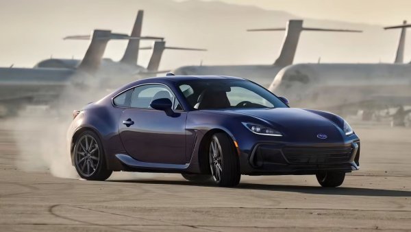 Съвременните спортни автомобили като Subaru BRZ или BMW i4 предоставят на шофьорите много техническа информация: текуща скорост, брояч на обиколки и други. Благодарение на това, шофьорите могат да се чувстват като истински състезатели за известно време. Но част от тази информация е излишна и само претоварва таблото. 

Пример за това е функцията за претоварване, която не е никак практична. Дори много динамичните спортни автомобили не причиняват претоварване, което може да доведе до загуба на съзнание. Следователно индикаторите на такъв уред създават допълнителен информационен шум.
