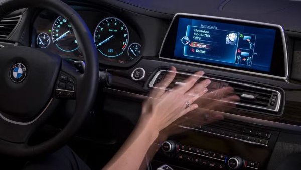 Още през 2017 година BMW въведе жестово управление в седана 7-Series, като по-късно я прехвърля на други модели. След това и други производители започнаха да използват подобна функция, но на практика тя оказа безполезен.

Първо, тази система не беше интуитивна. А случайно движение на ръката можеше да доведе до това, например, че да се активира песен, която шофьорът не е пожелал. По-късно производителите се върнаха към традиционните превключватели или започнаха да внедряват гласово управление.
