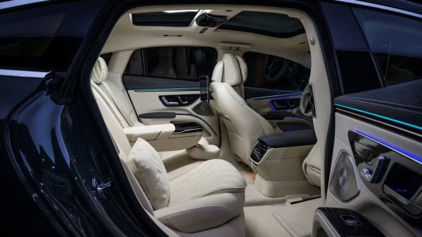 През 2022 година Mercedes-Benz представи електрическия седан EQS, оборудван с освежител на въздуха в купето. Опция, която производителите все още използват (като при китайските премиум автомобили), изглежда излишна, макар, че може да бъде полезна за хора с алергии. 

Въпреки това, в действителност тази функция е вредна. Например, тя прикрива опасни миризми (от горящи кабели и др.), раздразнява дихателните пътища и често причинява повреда на климатика.
