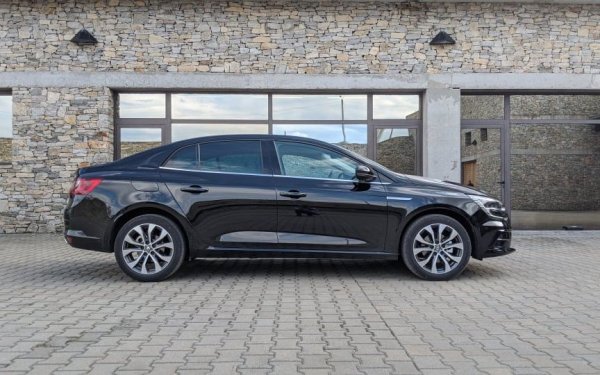 Фейслифтът на модела, който дебютира тази пролет, раздвижи осезаемо продажбите. През септември от Megane са регистрирани 36 бройки - второто най-добро постижение в С-сегмента. 
