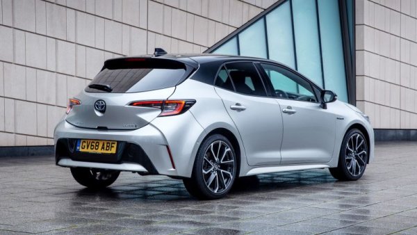 44 нови регистрации за Corolla, макар че и при този модел започват да се усещат затруднения с доставките и за някои модификации се чака по 5-6 месеца. 
