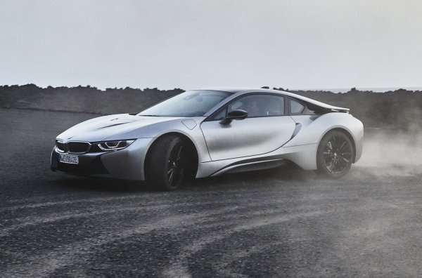 Феновете на германската марка са толкова убедени, че редовият &bdquo;шестак&ldquo; е най-добрият агрегат, че спортен автомобил с име като смартфон в началото се стори на някои от тях лоша шега. Всъщност i8 отвори вратата към бъдещето със своята 1,5-литрова (231 к.с. и 320 Нм) plug-in хибридна настройка, електрически мотор със 143 к.с., задвижващ предните колела, и тягова батерия с капацитет до 11,6 кВт/м. Общата мощност на i8 е 374 к.с. 