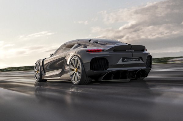 TFG тежи 70 килограма, развива 608 к.с. и 600 Нм. Той е придружен от три електрически мотора - два на задната ос (всеки с 507 к.с. и 1000 Нм) и още един на коляновия вал (405 к.с. и 500 Нм). Скоростната кутия липсва, заменена е с трансмисия Koenigsegg Direct Drive. Общо Gemera произвежда 1724 к.с. и 3500 Нм. Динамиката е безпрецедентна &ndash; от 0 до 100 км/ч за 1,9 секунди. Максималната скорост също - 400 км/ч. 