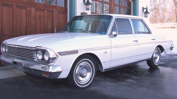 Това може би е най-екзотичният модел в днешната ни селекция и най-забравеният също. Може би защото всъщност е американски... Да, Renault се опитва да запълни празнина в гамата си през 60-те години на миналия век и, бидейки вече партньор с американците от AMC, решава да сложи емблемата си на техен голям седан.

AMC Rambler Classic се доставяли на части в Белгия, след което се асемблират във фабриката на Renault в Арен. Машината се предлага в Европа в продължение на 5 години, но не постига пазарен успех.