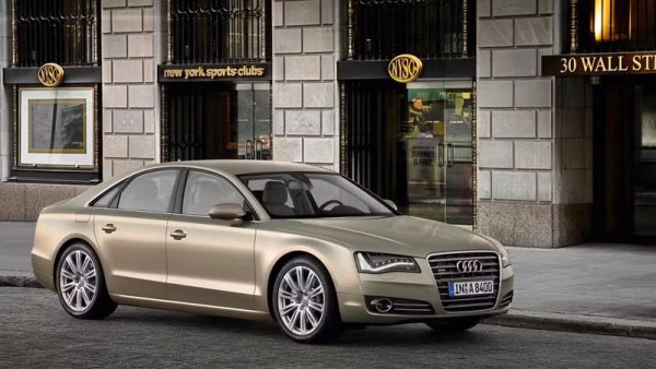 Както А3 и А6, А8 имат много успешен дизелов двигател. A8 показва един единствен сигнал в carcomplaint за повредени турбини при 100 000 км., въпреки че в сигнала не се уточнява дали става въпрос за дизелов двигател. Отзоваването за блокирани турбокомпресори обхваща моделите A8 от 2017 с бензинови, така че ако този проблем засяга турбодизелите, той засяга и моделите с бензинови двигатели.
