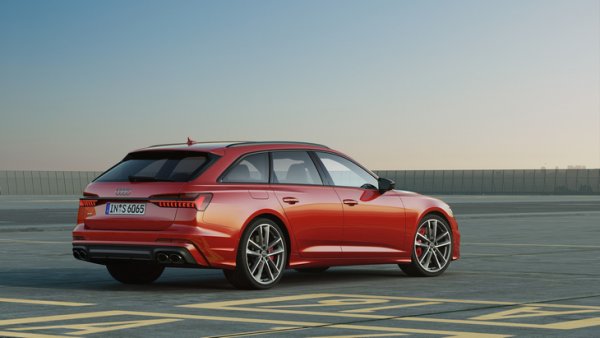 Само преди дни Audi предстани новото A6 Allroad, което ще ви помогне лесно да преминавате дори през по-тежки терени. А ако изберете версията Quattro 55 TDI с нейните 359 к.с. и ускорение от 0 до 100 км/ч за 3,2 секунди, със сигурност ще бъдете и сред най-бързите на магистралата.

За дълги пътувания обаче е далеч по-удачен вариантът S6 с 3,0-литров турбодизел, развива 345 к.с., при който ускорението от 0 до 100 км/ч за 5 секунди. Този автомобил е не само бърз, но и разполага с огромно вътрешно пространство.

