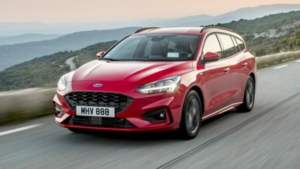 Новото поколение на комбито Ford Focus се появи току-що на пазара, но обещава да бъде един от сериозните играчи в сегмента. Големите предимства на модела са управляемостта и настройките на окачването.

В случая, новото комби Focus ST разчита на 2,3-литров турбомотор EcoBoost с 280 к.с. Засега от компанията не съобщават динамичните характеристики на модела, но се очаква той да бъде един от най-впечатляващите автомобили в това отношение.
