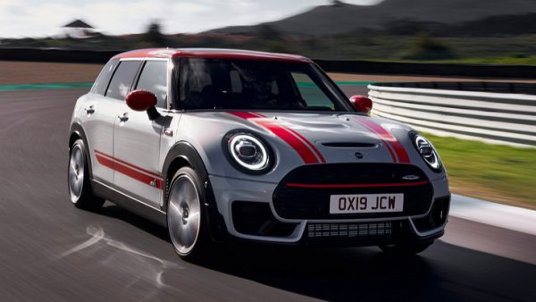 Със сигурност, този вариант не е най-практичния. Освен това и дизайнът му е доста причудлив, но именно в това се крие и красотата на този автомобил, особено ако имате по-малко семейство.

Наскоро моделът получи 2,0-литров бензинов турбомотор с 4 цилиндъра, който развива цели 306 к.с. И това прави Mini Clubman (заедно с Countryman) най-бързите модели на марката, създавани някога. 
