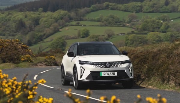 Заявен пробег: до 610 км
Батерия - 60-87kWh

В продължение на десетилетия Scenic е синоним на семеен автомобил на езика на Renault. Старият модел постави началото на тенденцията за достъпни, малки, но многофункционални автомобили. Сега е прероден като изцяло електрически SUV. Все още е насочен към семействата, но с офроуд стил.

Големите задни врати се отварят широко, за да разкрият просторна задна седалказа трима. И ако децата ви имат смартфони, те ще харесат гениалния подлакътник с въртящи се държачи за телефон и USB зареждане.

Отпред има голям сензорен екран, захранван от Google, друг цифров  пред водача. Плюс още куп местенца за съхранение на семейни принадлежности.

Scenic не е най-бързият EV, но никой не го и очаква. Като цяло е удобен, въпреки странно изглеждащи 20-инчови колела, които правят пътуването малко неравномерно на моменти.
