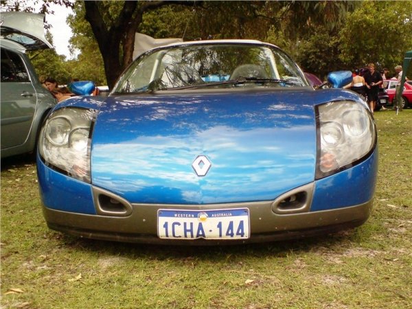 Шасито и е изградено от алуминий, а купето от специална пластмаса