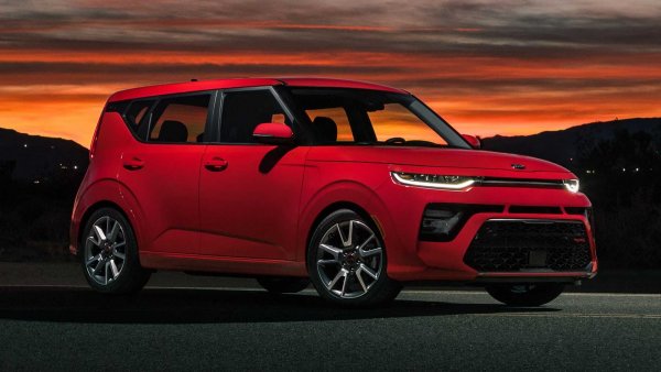 Рекламната кампания на Kia за този модел с беше направо брилянтна - може би някои от най-добрите реклами, правени някога. Но както в реалния живот, купуването на хамстер е забавно и вълнуващо, но някой трябва да го храни и почиства клетката му. Такъв е случаят и с Kia Soul. Това определено е модерна малка кола, която ще ви отведе там, където искате да отидете, само че трябва да се грижите за автомобилите, а разходите за поддръжка на Soul са едни от най-високите в този ценови диапазон. 

Средна цена като нова: 21 020 долара

10-годишни разходи за поддръжка и ремонт: 6840 долара 

Разходи за поддръжка и ремонт като процент от цена като нова: 32,5% 