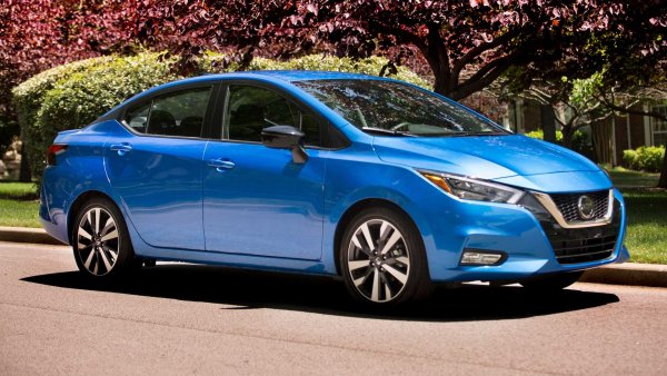 Ако просто се разглежда първоначалната покупна цена, трудно е да се намери нещо по-евтино от Versa. Но ако погледнете стойностите за препродажба и разходите за поддръжка на превозно средство, Versa е доста по-скъп, отколкото Honda Fit или Toyota Yaris. Това е неговият основен проблем.
Средна цена като нов: 14 990 долара

10-годишни разходи за поддръжка и ремонт: 5340 долара 

Разходи за поддръжка и ремонт като процент от цена като нов: 35,6% 