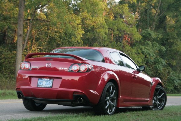 Отвътре, R3 предлага  аудио система Bose с мощност 300 W, телефонна система с Bluetooth, спортни седалки Recaro, тапицирана с кожа ръчната спирачка, без ключов достъп до купето и стартиране на двигателя с бутон.