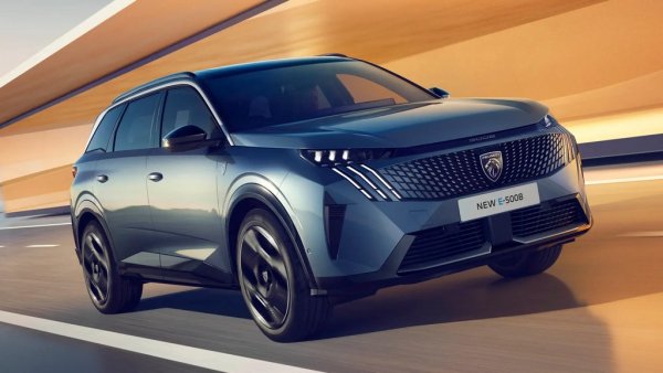 Дизайнът е еволюция на досегашния, придаваща осезаемо повече агресия на автомобила. Отпред получавате трите характерни светлинни "нокътя" на Peugeot от двете страни на новата решетка. Колата стандартно е с LED светлини, а високата версия GT добавя фантастични пикселни светодиоди. Добавете към това и голям избор на ефектни джанти. 
