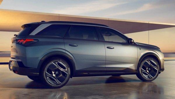 Все пак това, което се крие под E-5008, е доста интересно. Новият модел е базиран върху изцяло нова платформа - Stellantis STLA-M, и се предлага с три различни електрически задвижвания. 
