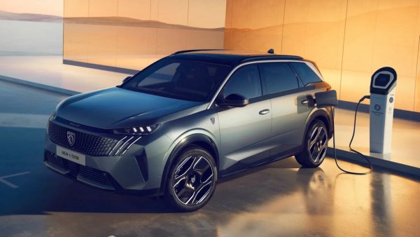 210 Single Motor е входната точка към гамата, с батерия от 73 кВтч, предлагаща пробег от 500 километра с едно зареждане. 230 Long Range Single Motor е следващият в йерархията и изглежда като потенциалния бестселър - с гигантска батерия от 98 кВтч, предлагаща до 660 км пробег (по собствени данни на Peugeot; очаква се потвърждение от WLTP тестовете). 
