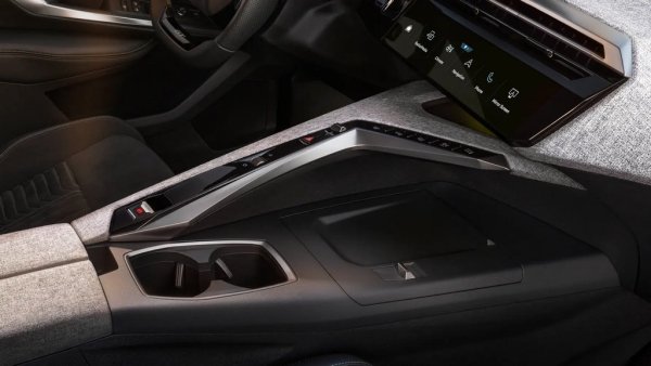 За съжаление термопомпата не е серийно оборудване, а платена опция за повишаване на ефективността. Но пък всички E-5008 ще се зареждат бързо при скорости до 160 кВт. Плюс това, въпреки че по начало е е проектиран като EV, този автомобил ще се предлага и в хибридни варианти - мек хибрид с бензинов двигател и 140 коня, или по-мощен плъг-ин, който обаче ще дойде чак догодина. 
