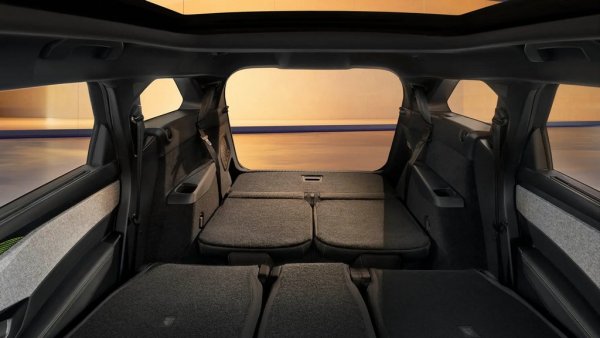 Вътре имате места за до седем души, като предният ред получава опционални седалки, одобрени от AGR (това е германското Дружество на приятелите на гръбнака или нещо подобно), а средният ред може да се плъзга и накланя. Има и голям панорамен стъклен покрив, плюс 259 литра пространство за багажник, когато имате седем седалки, 748 литра, когато сгънете най-задния ред, и 1815 литра, когато само предните седалки останат изправени.
