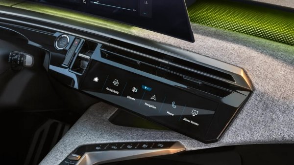 Сигурни сме, че гигантският 21-инчов дисплей Panoramic i-Cockpit също нe е убягнал от вниманието ви. Той е същият като в новия E-3008 и включва вграден Chat GPT и съвместимост с Apple CarPlay/Android Auto.
