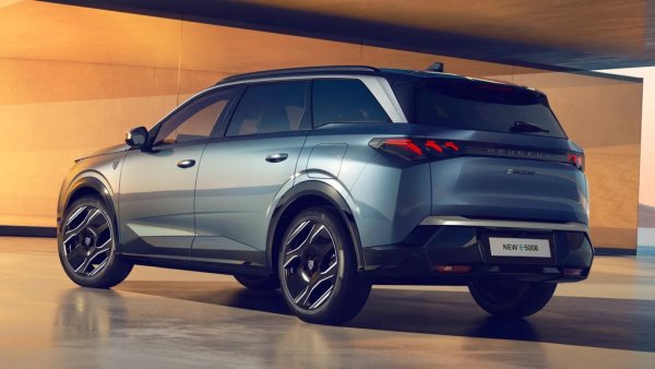 Все още нямаме цените за България, но смеем да предположим около 10% надценка за хибридната версия спрямо сегашния модел, който започва от 77,000 лева и стига до 88,000 в топ ниво на оборудване. 

