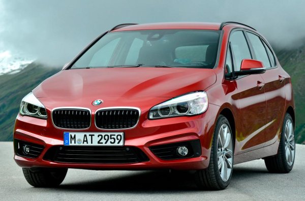 Когато някой каже "BMW", милиони отговарят - "класическо задно предаване, мощни двигатели и ниска каросерия". Преди 7 години обаче баварците разбиха тази представа като пуснаха 2-Series Active Tourer. Това беше еднообемен модел (миниван) на платформа с предно предаване и с 3-цилиндров мотор. А през 2015 година се появи и версия с 3 реда седалки - Gran Tourer.

Компактният ван се хареса на европейците, като това се отнася и за двете версии. Още повече, че те се предлагаха също с 4-цилиндрови двигатели и със система за задвижване на четирите колела. А вариантът със 7 места беше търсен и заради голямото си вътрешно пространство.
