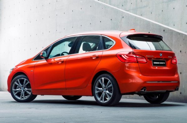 В BMW обаче не спряха дотук с промените. На платформата с предно предаване преминаха 1-Series и X1, а турбодвигателят с 3 цилиндъра се появи на 3-Series (поколение F30), така че Active Tourer вече не може да шокира никого.

Баварците признаха експеримента за сполучлив и пуснаха второ поколение на минивана. То получи новата "фирмена" решетка на радиатора, тясна оптика, както и нов интериор с извит клъстер на цифровия приборен пател и на централния тъч-скрийн - същият като при електрическия кросоувър iX.