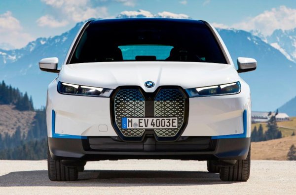 Електрическият концепт BMW Vision iNEXT дебютира през есента на 2018 година. Още тогава баварците обявиха, че ще пусната и серийни версия, която ще е свързана с интервент, ще има автопилот и ще бъде оборудвана с батерии, собствено производство. Публиката обаче беше впечатлена не от технологиите, а от спорния външен вид.

Серийното BMW iX се появи след 4-Series. Дизайнерите на BMW явно бяха чули всички гневни коментари по свой адрес... и продължиха в същия стил. Нещо повече - решетката не само стана по-голяма, но нейните "ноздри" се сраснаха.