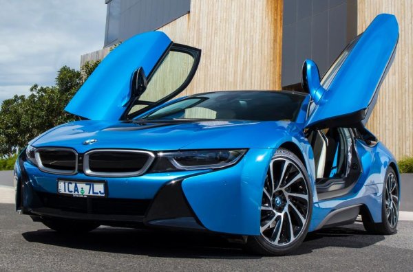 BMW i8 излезе в тираж от 20 000 бройки, което позволи на производителя да го нарече най-популярния електрифициран спортен автомобил в света. Това беше първият зареждащ се хибрид на марката, който заедно с i3 започна курса към "озеленяване". Това е и първият сериен модел в света с лазерна оптика, като на него дебютира и 3-цилиндровият мотор, който 5 години поред печели приза "Двигател на годината".

Именно 1,5-литровият двигател с вътрешно горене с 231 к.с., който първоначално работи с електромотор със 113 к.с., а после и със 143 к.с., се струва слаб на потенциалните клиенти. Динамиката е прекалено скромна за суперкола (4,4 секунди от 0 до 100 км/ч), а само на ток пробегът е 55 км по стандарта NEDC.