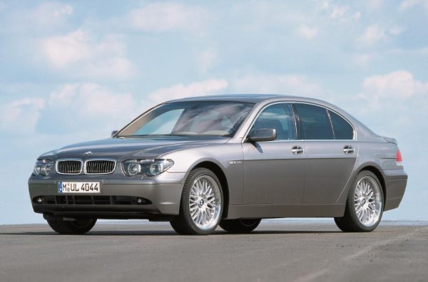 Поредното поколение на представителния седан дебютира точно преди 20 години. Дизайнът на Крис Бенгъл никак не се харесва на публиката, като в случая става дума не за определен елемент, а за всичко - формата на фаровете, раздутите странични форми и задна част, която получава прякора "Bangle Butt" (Задника на Бенгъл).

Седанът изглежда направо тъжно на фона на своя предшественик - лекото и изящно E38. Това кара изданието Motortrend да напише, че моделът е приет с толкова топлина и обожание, колкото новородено момиче с тегло 20 кг, с 16 средни пръста и огромна брада.