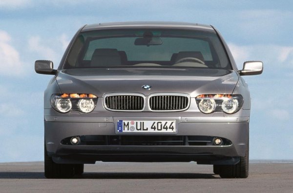 Централната конзола, явно, е сърдита на водача и не се обръща към него, а управлението на системата iDrive се оказва кошмар, тъй като тя работи прекалено бавно. За да компенсират нанесените морални вреди, от BMW предлагат огромен брой нови функции.

Самият Бенгъл работи 17 години за BMW, като той е автор на дизайна на 3-Series (E46) и на роудстъра Z8, но провалът на този "седмица" затъмнява всички негови творения. Феновете на марката организират петиция под името " Stop Chris Bangle" и настояват той да бъде изгорен на кладата.