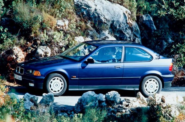 Още при дебюта си тривратият хечбек 3-Series Compact предизвиква много недоумения. Задното окачване и торпедото са взети от старото Е30, но на външен вид то изглежда като истинско, но леко изрязано Е36. Общо взето прилича на купе, което е ударено отзад. На всичко отгоре този модел получава и слаби мотори, като под капака му се поставят само редови 4-цилиндрови двигатели.

Като поведение на пътя обаче това си е истинско BMW, още повече че в този клас това е единственият модел със задно предаване. Дължината на каросерията е намалено с 20 см в сравнение със стандартното E36, но разстоянието между двете оси си остава същото - 2700 мм. Освен това се предлага и версия California Top Edition (или Open Air Edition) с мек свалящ се покрив.