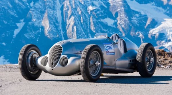 Един от най-страхотните състезателни автомобили в историята, W125 предлага около 600 конски сили и може да развие скорости от над 321 км/ч. За разлика от другите автомобили в списъка, той е проектиран само за състезания, без шосейна версия, въпреки че е известно, че един екземпляр сега е в частни ръце. 

Той е представен през 1937 г. и може да се състезава само една година, преди новите разпоредби да принудят Mercedes да разработи наследник, W154. За мнозина това е най-добрата предвоенна състезателна кола и нейният рационализиран външен вид става незабавно разпознаваем за феновете на спорта.

Може да не разполага с арт деко стила на Delahaye или с внушителната пищност на Rolls-Royce, но дизайнът му може да бъде също толкова въздействащ, колкото и този на другите два модела. Външният му вид олицетворява бруталната мощ, която се крие под капака, а статусът му е такъв, че мнозина го смятат за по същество безценен автомобил. Единствената известна кола в частни ръце беше обявена за продажба от базиран в Обединеното кралство специализиран дилър преди няколко години, като е продадена за неразкрита сума на неизвестен колекционер.
