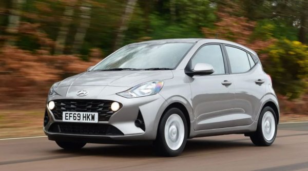 В Hyundai са предприели малко по-смел подход към стила на най-новия i10 и въпреки че все още не е най-красивата кола, той изглежда по-добре от предшественика си. Новият i10 разполага с пълен набор от комплекти за безопасност, които са стандартни за цялата гама. Въпреки това, ако искате функции като камера за обратно виждане, климатроник или дори предни фарове за мъгла, ще трябва да изберете нива на оборудване Premium или N-Line тапицерии, като и двете имат по-висока цена. 