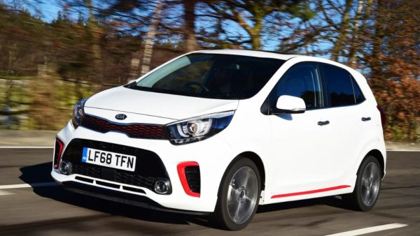 В третото си поколение Kia Picanto се превърна в доста спортно изглеждаща малка кола. Въпреки атрактивния си външен вид обаче тя си остава разумен избор за градски автомобил. Оборудването на модела е доста богато - електрически предни прозорци, USB входове, автоматични светлини и помощ при потегляне по наклон. Допълнителната шумоизолация, подобрените опори на двигателя и новият капак на двигателя също правят Picanto много по-изтънчено от негомите предшественици. 