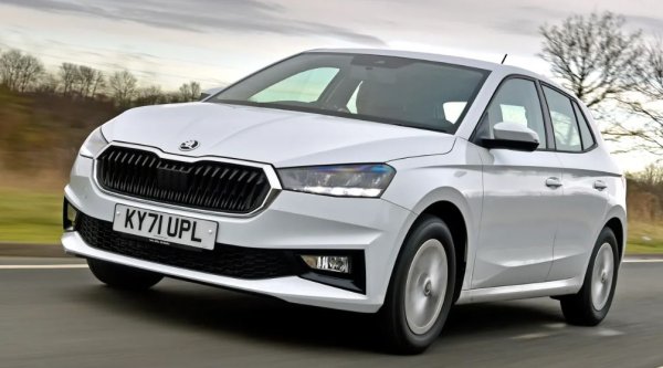 Това е „братчето“ на VW Polo, за което вече стана дума, но между двата модела има доста разлики. Fabia предлага много практичност, богато оборудване и ниски експлоатационни разходи, а освен това е и по-евтин за закупуване. Още н базовата версия са включени климатик, асистент за поддържане на лентата, автономно аварийно спиране и DAB радио с USB-C и Bluetooth връзка. 